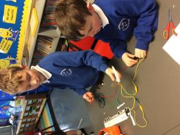P4/5 make electric circuits and ‘light bulb’ moments 