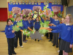 P5/6 act out Jesus\' entry into Jerusalem!